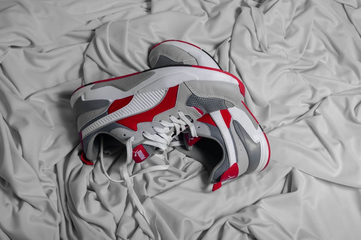 Runner retrô cinza e vermelho